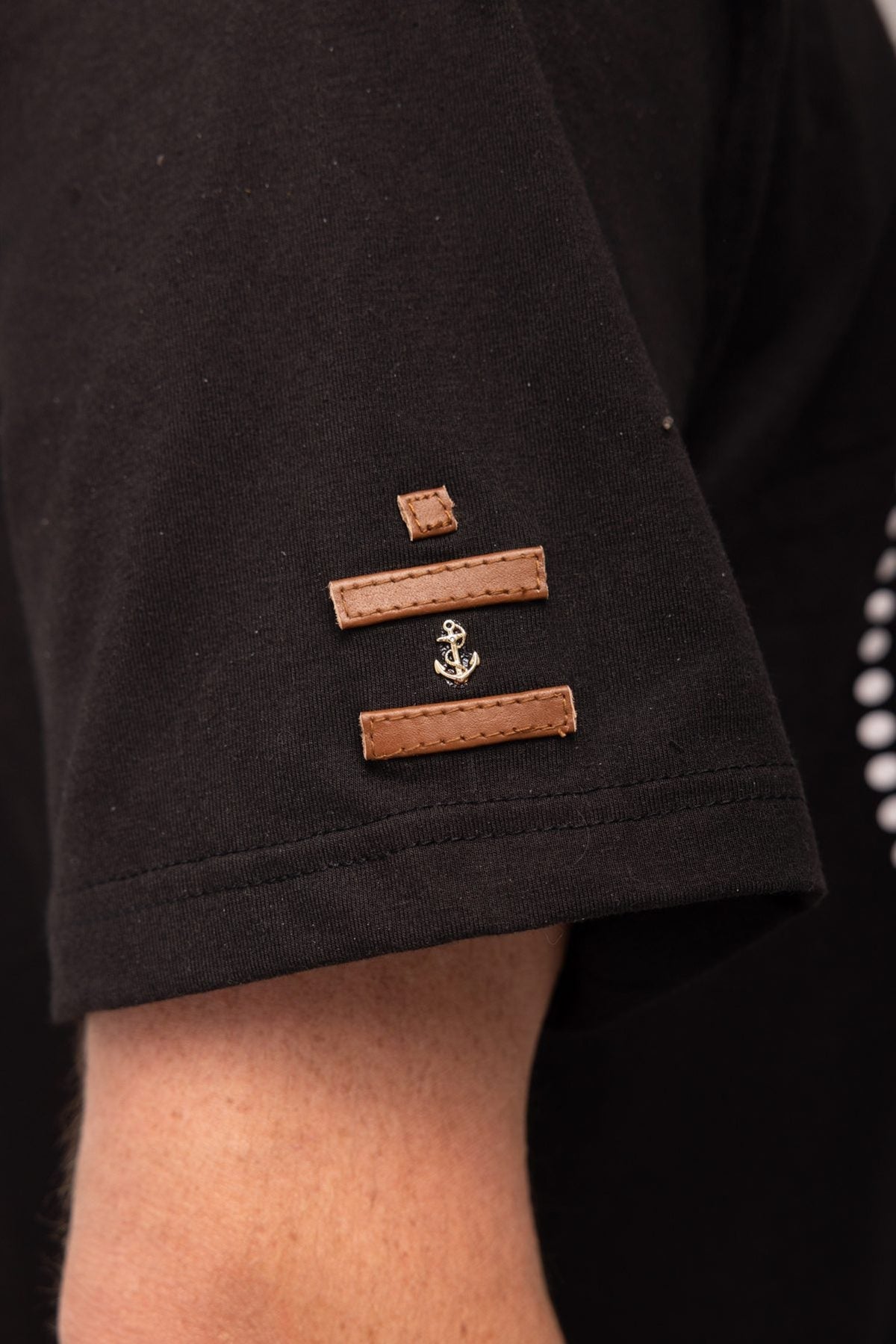 Voyager Tee Black model photo 3